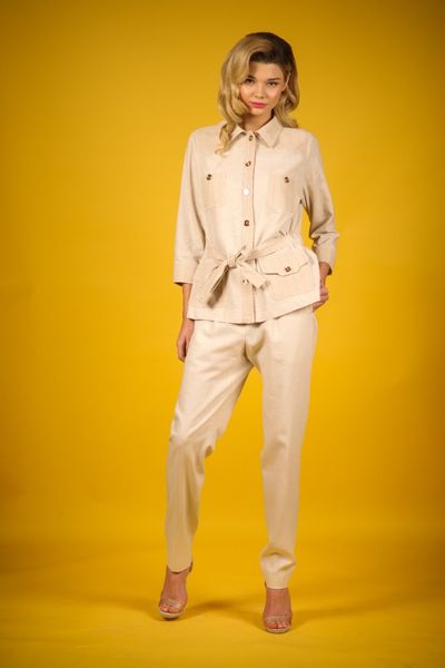 Costum cu bluza din in bej cu maneci lungi, nasturi aurii, buzunare si cordon si pantaloni din in bej Juliette Suit