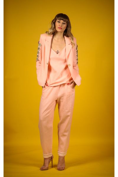 Costum cu sacou din in roz cu maneci lungi, pasmanterie cu paiete pe maneci, nasturi aurii si pantaloni din in roz Ines Pink