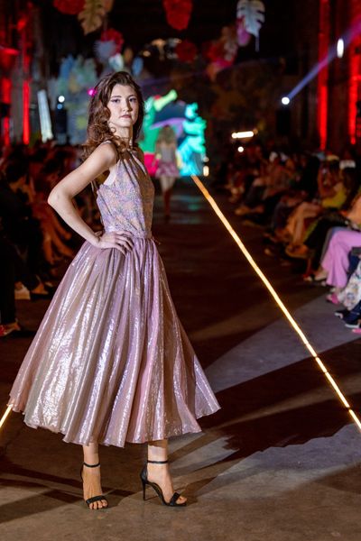 Rochie 74 – THE CREATION GOLD ROSE eleganta, midi, in partea de sus din tesatura tip jerse, elastic, cu un design cu dungi aurii, roz, gri, iar in partea de jos din voal peliculizat roz si tul roz, dublura din satin elastic roz