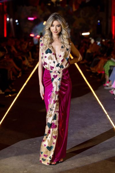 Rochie 74 – THE CREATION HEARTS lunga, eleganta, din material elastic metalizat si peliculizat roz inchis (fuchsia), cu insertii in partea din fata din voal nude cu aplicatii in forma de inimi 