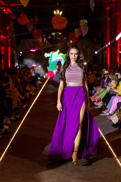 Rochie 74 – THE CREATION PLUM lunga, eleganta, in partea de sus din tesatura tip jerse, elastic, cu un design cu dungi mov, aurii si argintii,  iar in partea de jos, din tesatura elastia cu insertii de glitter