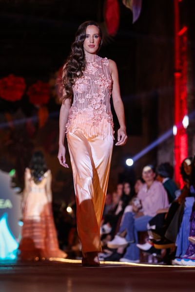 Rochie 74 – THE CREATION GISELLE lunga, eleganta, fara maneci, in partea de sus din dantela culoarea piersicii cu flori si cristale multicolore aplicate manual, iar in partea de jos din satin elastic culoarea piersicii