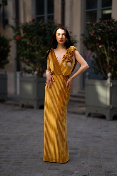 Rochie lunga din catifea elastica aurie, fara maneci, decolteu adanc, 2 trandafiri, pene naturale aurii, cristale, Gold Rose 4