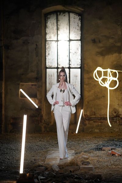 Costum LENA IVORY – THE KINGDOM OF IVORY elegant si senzual, costumul este compus din sacou cu maneca lunga, pantaloni lungi si top cu bretele, din scuba ivoar