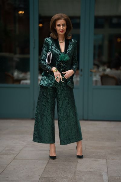 Costum din catifea verde cu paiete format din sacou cu trandafir, pene naturale verzi, cristale si pantaloni largi cu nasturi aurii, Green Rose 5