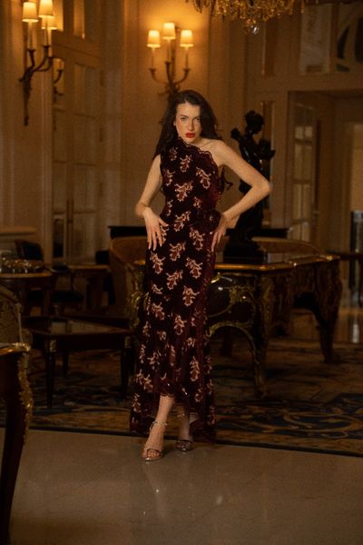 Rochie lunga din catifea elastica visinie, fara maneci, pe un umar, 1 trandafir, pene naturale visinii, cristale, Burgundy Rose 4