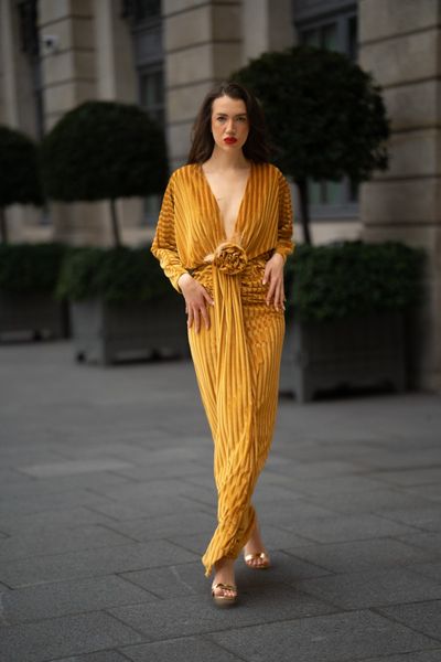 Rochie lunga din catifea elastica aurie, cu maneci lungi, decolteu adanc, 1 trandafir, pene naturale aurii, cristale, Gold Rose 2