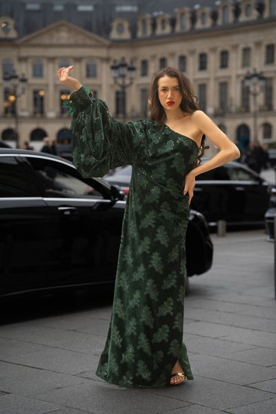 Rochie lunga din catifea elastica verde cu paiete, o maneca lunga, pe un umar, 1 trandafir, pene naturale verzi, cristale, Green Rose 4