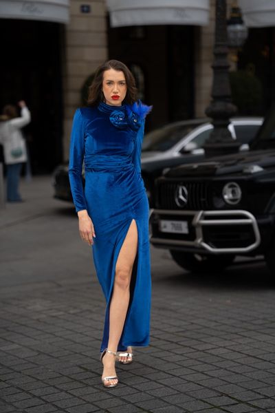 Rochie lunga din catifea elastica albastru electric, cu maneci lungi, 2 trandafiri, pene naturale albastru electric, cristale si crapatura pe picior, Blue Rose 3