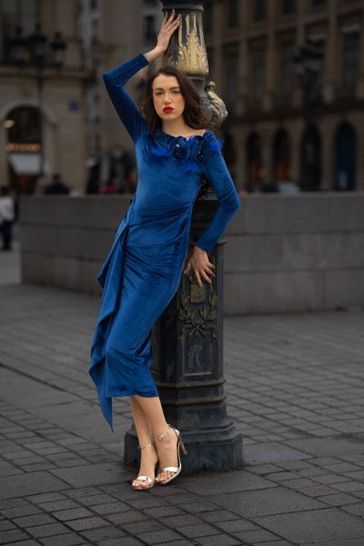 Rochie midi din catifea elastica albastru electric, maneci lungi, volan, 2 trandafiri, pene naturale albastru electric, cristale, Blue Rose 2