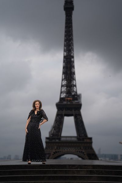 Rochie lunga din catifea elastica neagra cu paiete, fara maneci, cu capa, 1 trandafir, pene naturale negre, cristale, Black Rose 3