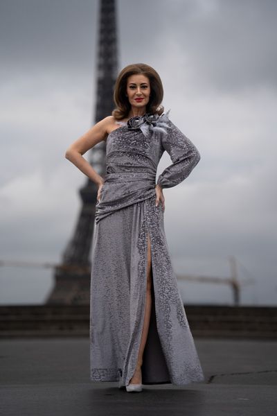 Rochie lunga din catifea elastic gri deschis, o maneca lunga, pe un umar, crapatura pe picior, 3 trandafiri, pene naturale gri deschis, cristale, Grey Rose 3