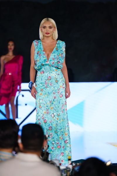 Rochie SOLARIA DREAM lunga, fara maneci, cu un decolteu adanc in V in partea din fata si in partea din spate, din satin elastic verde deschis (menta), peste care am aplicat o dantela din bumbac multicolora