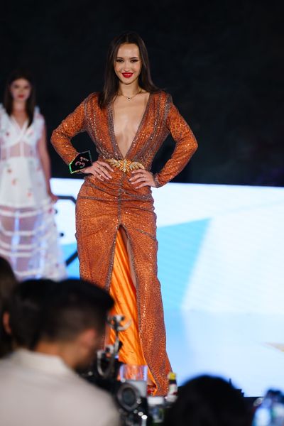 Rochie SOLARIA TIGER lunga, cu maneca lunga, din voal orange cu imprimeu animal print, cu un decolteu adanc, slit lung in fata, un accesoriu din cristale pe fond orange in talie si dublura din satin elastic orange