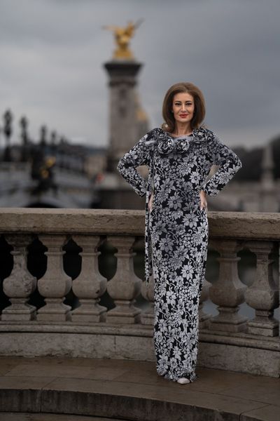 Rochie lunga din catifea elastica gri deschis cu negru, maneci lungi, 4 trandafiri, pene naturale gri deschis, cristale, Grey Rose 4