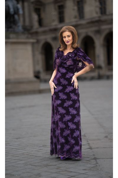 Rochie lunga din catifea elastica mov, fara maneci, cu capa, 3 trandafiri, pene naturale mov, cristale, Purple Rose 3