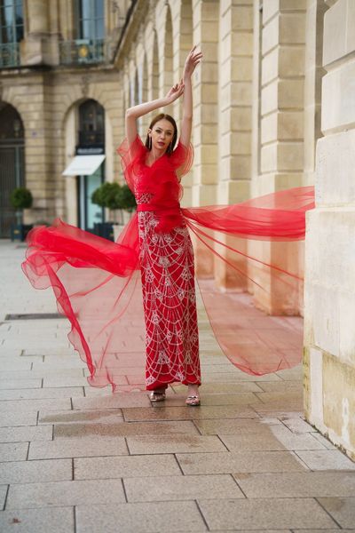 Rochie STRONG QUEEN lunga, fara maneci, din tul rosu cu broderie din micropaiete si margele argintii cu model circular aplicat pe satin elastic rosu, cu organza rosie aplicata in partea de sus a rochiei, in zona bustului