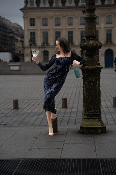 Rochie midi din catifea elastica bleumarin cu paiete, maneci lungi, decolteu, 1 trandafir, pene naturale bleumarin, cristale, Navy Rose 3