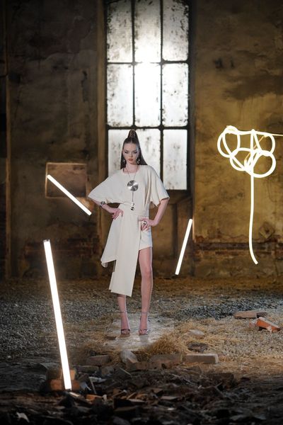 Rochie NALA SHINY IVORY – THE KINGDOM OF IVORY scurta, eleganta si senzuala, asimetrica, cu maneci pana la cot, din modal ivoar cu cristale argintii, cu cordon in talie