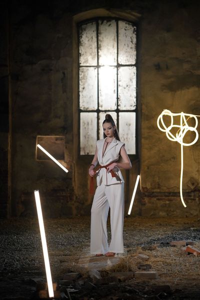 Vesta ILYA IVORY – THE KINGDOM OF IVORY eleganta si senzuala, fara maneci, din scuba ivoar, cu insertie de material elastic culoarea cupru (aramiu) in zona buzunarelor si cu cordon din material elastic culoarea cupru (aramiu)