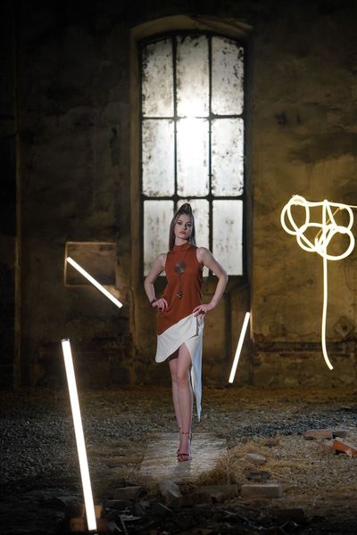 Rochie DITA COPPER IVORY – THE KINGDOM OF IVORY scurta, eleganta si senzuala, asimetrica, fara maneci, din material elastic culoarea cupru (aramiu) in partea de sus si scuba ivoar in partea de jos