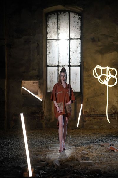 Rochie ABYA COPPER – THE KINGDOM OF IVORY scurta, eleganta si senzuala, asimetrica, cu maneci pana la cot, cu buzunare, din material elastic culoare cupru (arama), cu dantela tip plasa aurie pe buzunare si in partea de sus a rochiei 