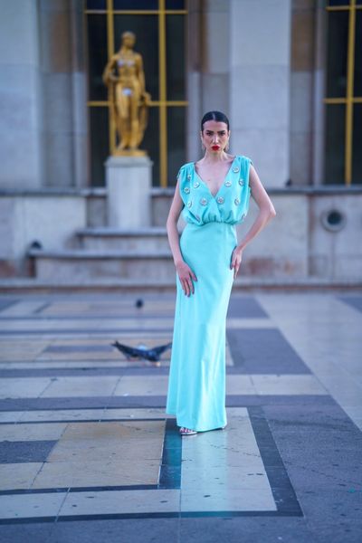 Rochie SOLARIA SIMPLE lunga, fara maneci, din crep imperial vernil, cu un decolteu adanc atat in fata, cat si in spate, accesorii in partea de sus si dublura din satin elastic vernil