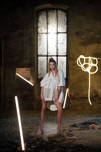 Rochie ABYA IVORY – THE KINGDOM OF IVORY scurta, asimetrica, eleganta si senzuala, ivoar, din piele ecologica elastica premium, cu aplicatii din dantela aurie tip plasa, cu maneci pana la cot, cu buzunare in partea din fata