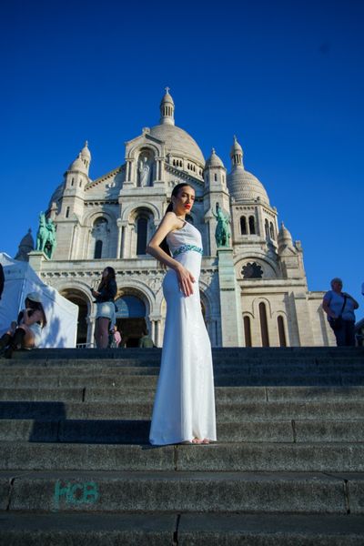 Rochie SOLARIA WHITE SKY lunga, cu bretele subtiri, din tul elastic cu micropaiete albe, cu aplicatii din cristale, dublura din milanez elastic alb