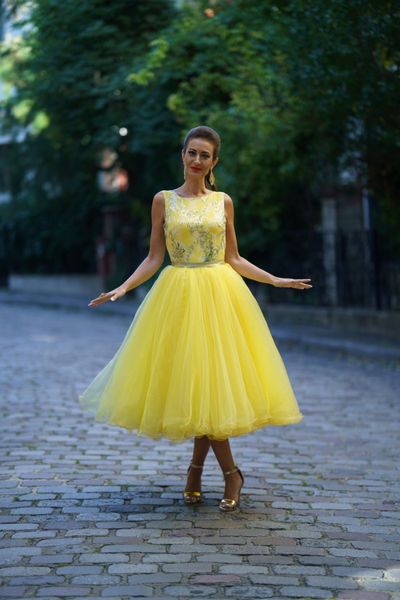 Rochie SOLARIA AMELIE din voal galben cu accente verde deschis si portocaliu, cu insertii de cristale colorate, si organza galbena, midi, tip balerina, fara maneci