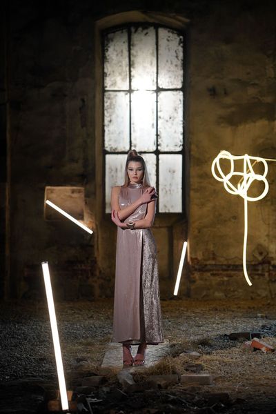 Rochie KALINDA BEIGE – THE KINGDOM OF IVORY lunga, eleganta si senzuala, fara maneci, din material elastic cu insertii de glitter bej si catifea lucioasa cu striatii bej