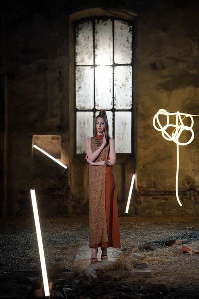 Rochie KALINDA  COPPER – THE KINGDOM OF IVORY lunga, eleganta si senzuala, fara maneci, din material elastic cu insertii de glitter aramiu (cupru) si material elastic aramiu (cupru)