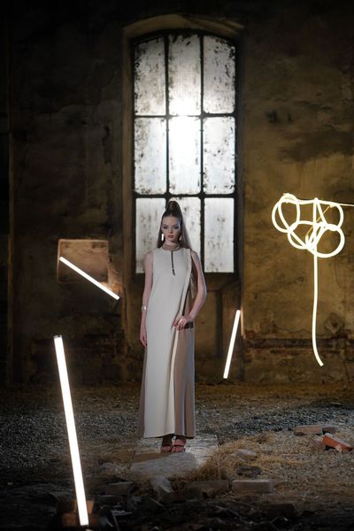 Rochie KALINDA  IVORY BEIGE – THE KINGDOM OF IVORY lunga, eleganta si senzuala, fara maneci, din modal in doua culori, ivoar si bej