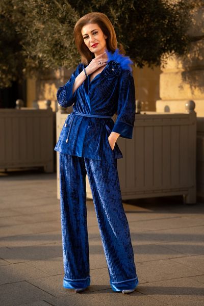 Costum din catifea elastica albastru electric format din sacou cu cordon, 1 trandafir, pene naturale albastru electric, cristale si pantaloni largi, Blue Rose 4