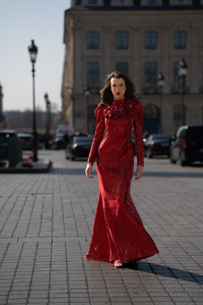 Rochie lunga din catifea elastica rosie cu paiete, cu maneci lungi, 3 trandafiri, pene naturale rosii, cristale, Red Rose 5