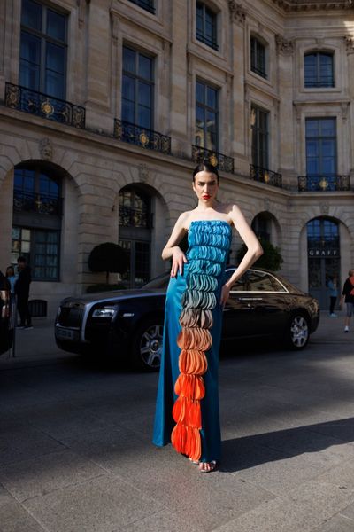 Rochie SOLARIA RAINBOW, lunga, fara maneci, cu umerii goi, din tafta elestica culoare albastru petrol, cu aplicatie din voal taiat pe rotund cu laser, in degrade de la albastru petrol la portocaliu, in partea din fata, dublura din satin albastru petrol