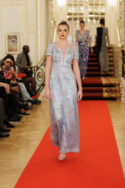 Rochie STRONG CLOUD lunga, cu maneci scurte, din tul bleu cu micropaiete si margele argintii aplicat pe satin bleu elastic, tul bleu in partea de sus