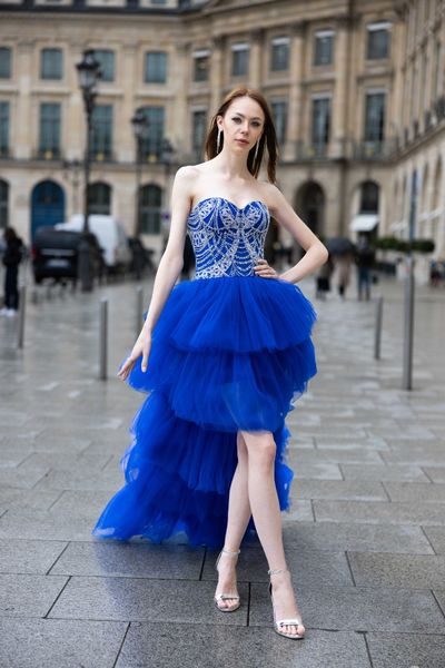 Rochie STRONG WAVE asimetrica, scurta si fata si lunga in spate, (fiind formata din 2 parti, o parte scurta si o parte care se aplica, ca si trena), cu corset, fara maneci, cu spatele gol