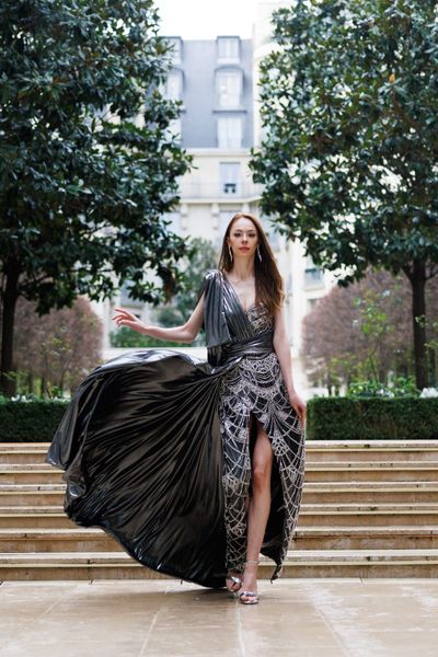 Rochie STRONG DARK lunga, asimetrica in partea de sus, pe un umar, din tul negru cu broderie din micropaiete si margele argintii aplicat pe material elastic gri metalizat, cu slit lung in partea din fata, pe mijloc