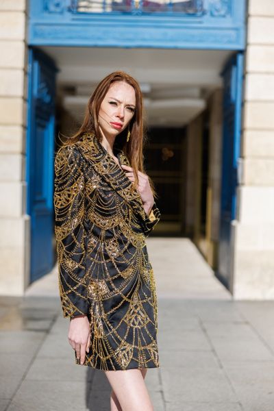 Rochie STRONG LUXURY scurta, cu maneci lungi, cu revere, croita pe tipologia de sacou, din tul negru cu micropaiete si margele aurii aplicat pe satin negru elastic