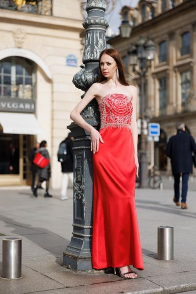 Rochie STRONG BELLA lunga, fara maneci, cu decolteu, cu spatele gol, in partea de sus din tul rosu cu broderie din micropaiete argintii aplicat pe satin elastic rosu si in partea de jos din satin elastic rosu