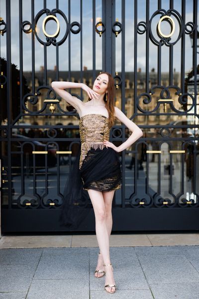 Rochie STRONG BLACK DIAMOND scurta, fara maneci, cu spatele gol, pe corp, din tul negru elastic cu paiete si margele autii, in talie cu franjuri din cristale aurii, aplicatie din tul negru simplu, dublura din satin elastic negru