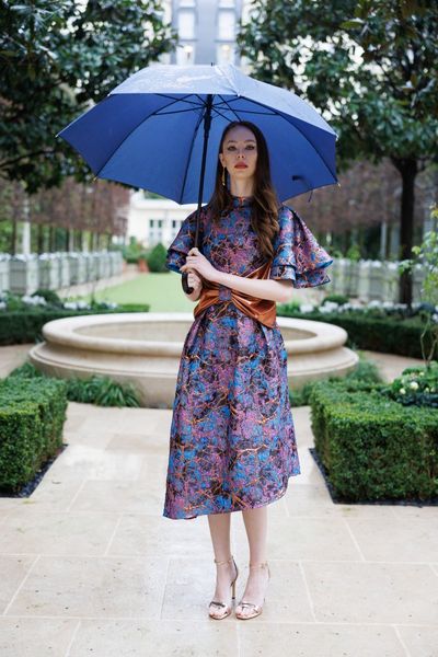 Rochie STRONG GIRL midi, asimetrica in partea de jos, cu maneci scurte, din jacquard cupru metalizat, cu albastru electric metalizat si cu negru metalizat, cu o funda in talie, in fata, din material elastic cupru metalizat