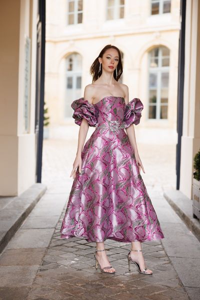 Rochie STRONG LOVE midi, cu maneci scurte bufante, detasabile, din jacquard cu model geometric intr-o combinatie de culori gri metalizat, roz metalizat si fuchsia metalizat, cu cordon in talie