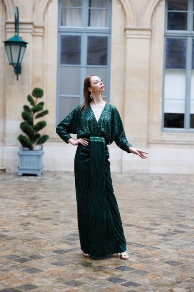 Rochie STRONG ZEN lunga, cu maneci lungi, cu decolteu, din tul verde cu broderie din micropaiete si margele verzi aplicat pe satin verde elastic, accesorizata in talie cu o banda cu aplicatii de cristale verzi