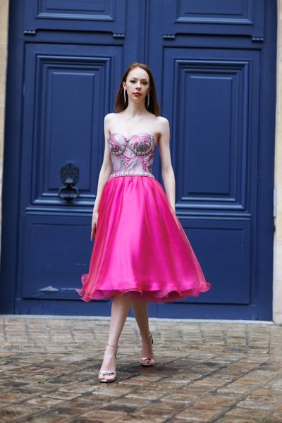Rochie STRONG HOT PINK midi, fara maneci, in partea de sus cu un corset din jaquart gri metalizat si fuchsia metalizat, accesortizat cu cristale multicolore in jurul cupelor si in talie