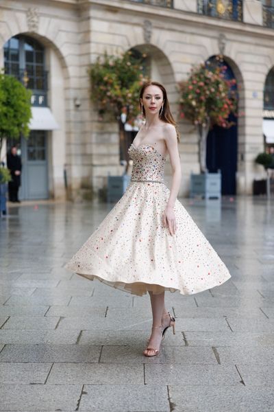 Rochie STRONG STARS midi, cu corset, fara maneci, cu spatele gol, in forma de A in partea de jos, din tul auriu elastic cu paiete multicolore si margele aurii, aplicat peste un material elastic auriu metalizat si peste cateva straturi de tul auriu simplu