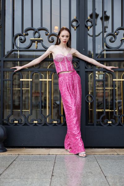 SET PANTALONI SI CORSET STRONG ESSENTIAL cu pantaloni lungi si largi si corset din tul fuchsia cu broderie de micropaiete si margele fuchsia si cu broderie de micropaiete si margele argintii pe cupe si pe corset, applicate pe satin elastic fuchsia