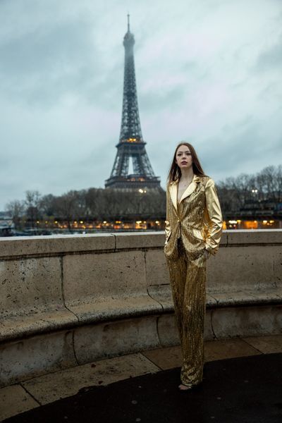 Costum STRONG GOLD, format din sacou cu maneci lungi, pantaloni lungi si top cu bretele, din latex auriu, peste care am aplicat tul negru cu broderie cu micropaiete si margele auriu, dublura din satin elastic auriu