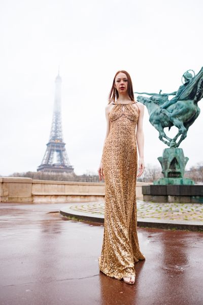 Rochie STRONG ARABIA lunga, fara maneci, pe corp,  din tul negru elastic cu micropaiete aurii, aplicat peste satin negru elastic, la baza gatului cristale mari aurii